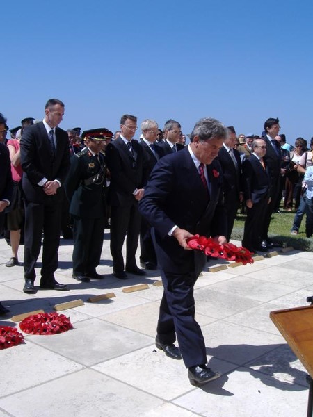 Winston Peters lays a wreath at Cape Helles